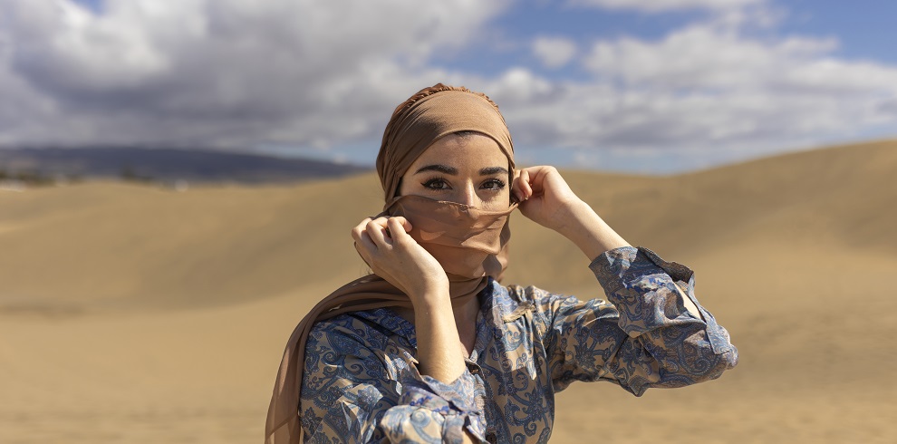 medium-shot-woman-desert-with-scarf